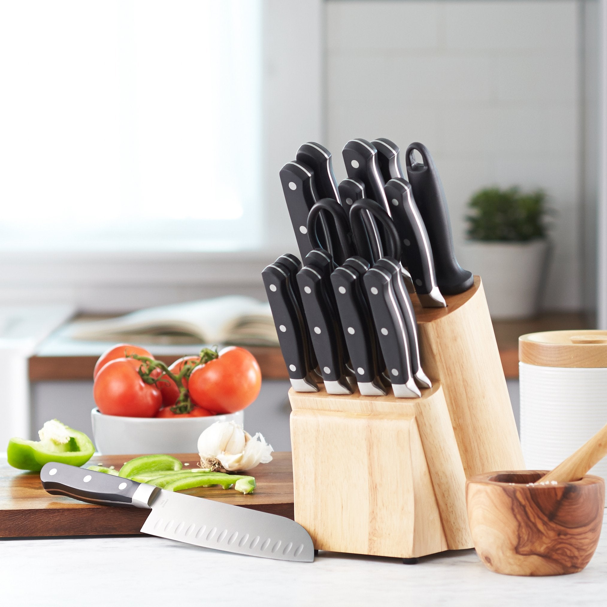 Amazon Basics 9 Pieces Premium High-Carbon Stainless-Steel Blades with Pine Wood Knife Block Set, Kitchen, Black